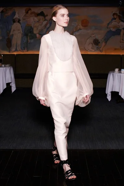 Look 16